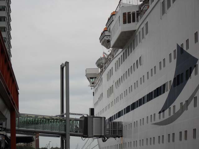 Cruiseschip ms Magellan van Cruise & Maritime Voyages aan de Cruise Terminal Rotterdam